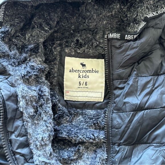Little kid’s Abercrombie & Fitch puffer size 5-6 - Picture 3 of 3